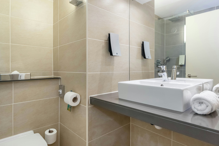 Bathroom 2, Garner Hotel Preston Samlesbury, Lancashire