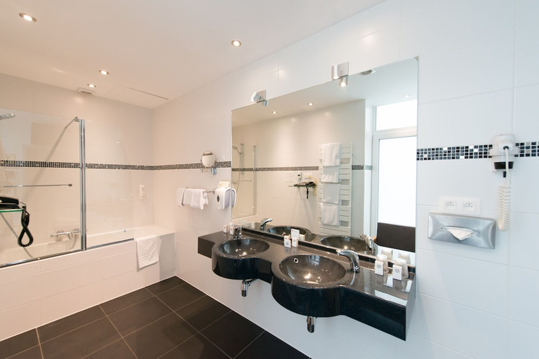 Bathroom 3, Hôtel de l'Univers Liège, Liège