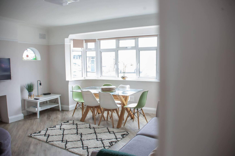 5, Art Deco Stylish 3 Bed Apartment, Southend-on-Sea
