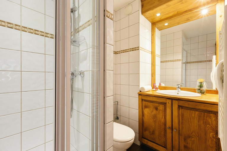 Bathroom 5, Residence and Spa Vallorcine Mont-Blanc, Haute-Savoie