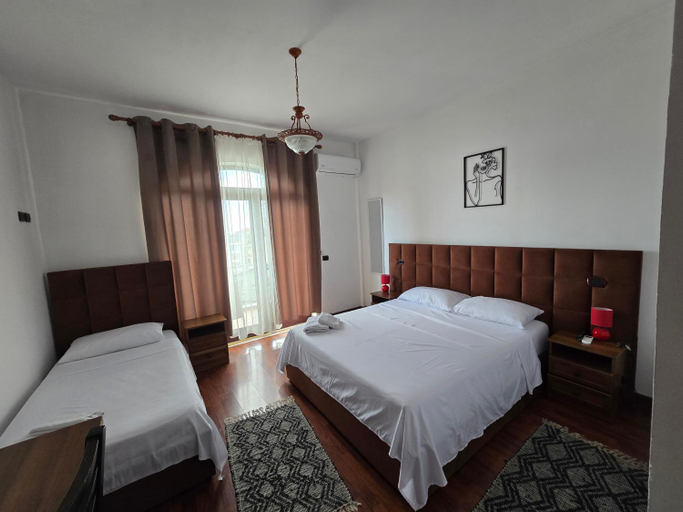 Others 5, Hotel Grand, Krujës