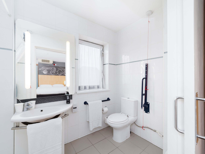 Bathroom 4, ibis Southampton Centre, Southampton