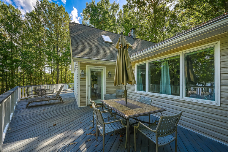 Outdoor dining 2, Stunning Lakeside Home With Dock, Large Deck, Firepit, Kayaks & Pool Table, Louisa
