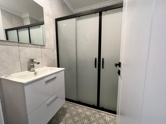 Bathroom 4, Dada Otel, Ezine