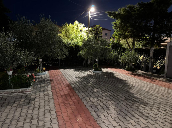 Others 5, Vila Thaci, Durrësit