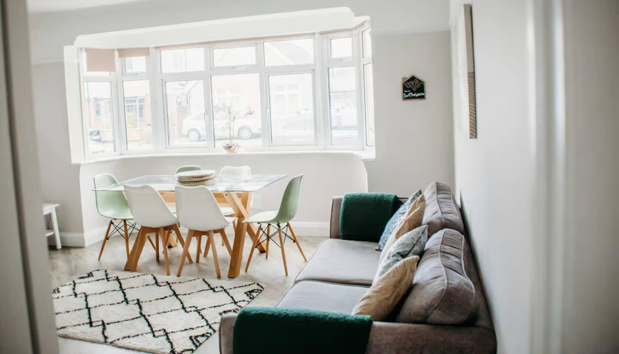 3, Art Deco Stylish 3 Bed Apartment, Southend-on-Sea