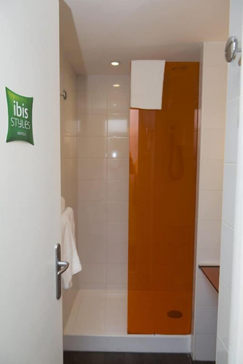 Bathroom, ibis Styles Annemasse Genève, Haute-Savoie