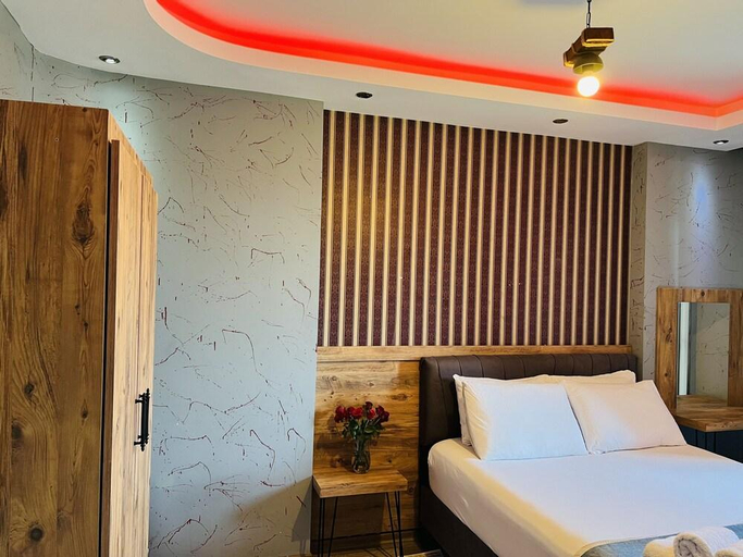 Others 3, Aria Plus Ev Otel, Merkez