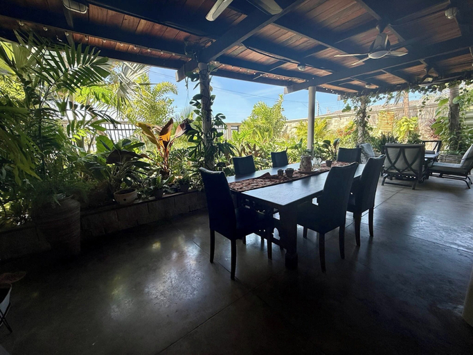 Garden 4, Luxury Beachfront House Steps From the Sea, Puerto Colombia