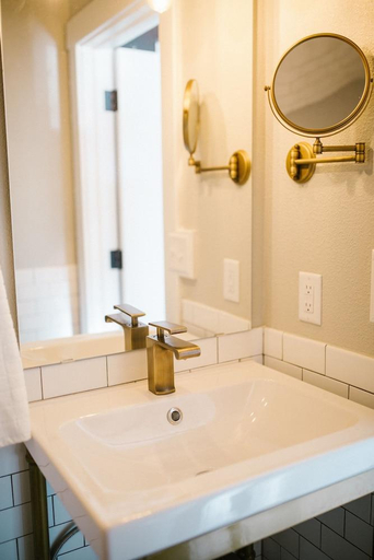 Bathroom 3, The Flats, Larimer
