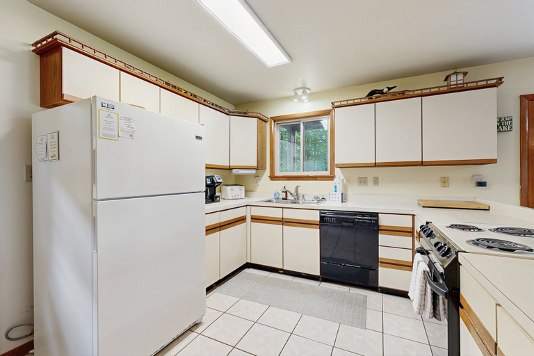 Private kitchen 2, Relaxing Lakeside Retreat With Boathouse, Dock, Deck, Firepit and Screened Porch, Louisa