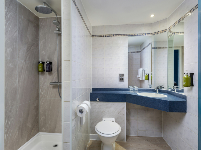 Bathroom 4, Garner Hotel Lincoln by IHG, Lincolnshire