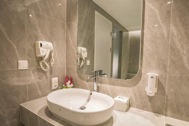 Bathroom 4, fave+ Hotel Pamanukan, Subang