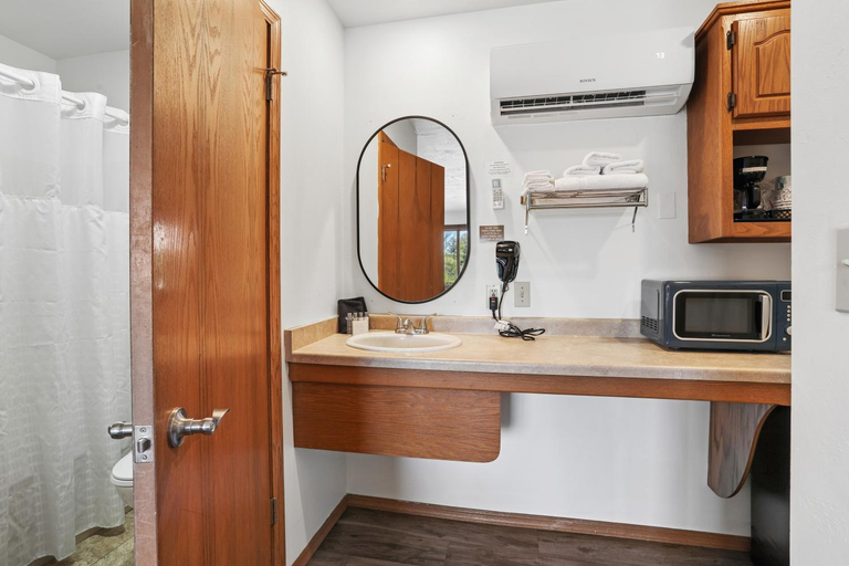 Bathroom 2, Parkside Inn, Door