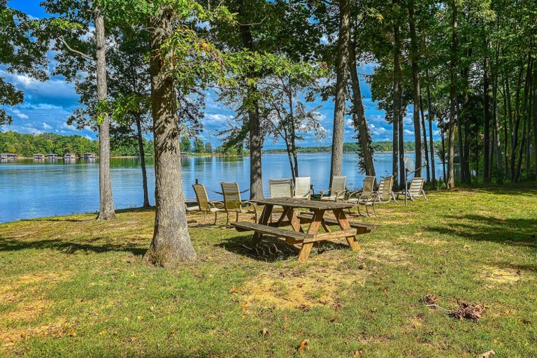 Outdoor dining 3, Stunning Lakeside Home With Dock, Large Deck, Firepit, Kayaks & Pool Table, Louisa