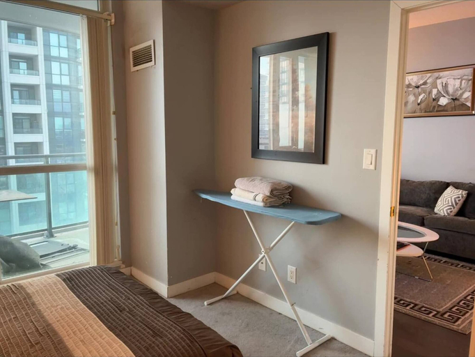 Room 4, Spacious-cozy 2bed Condo in Square Ones Misissauga, Peel