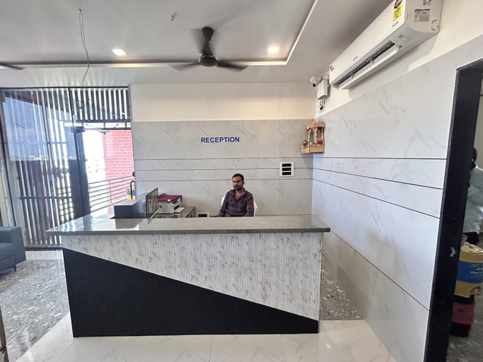 Lobby 5, Hotel Madhav Palace, Surat