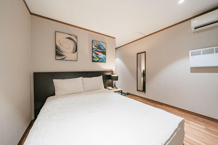 Bedroom 2, Jeju Sunland Hotel, Jeju
