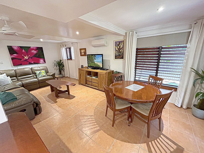 Primary image, Oasis Leafy Whitfield, Cairns