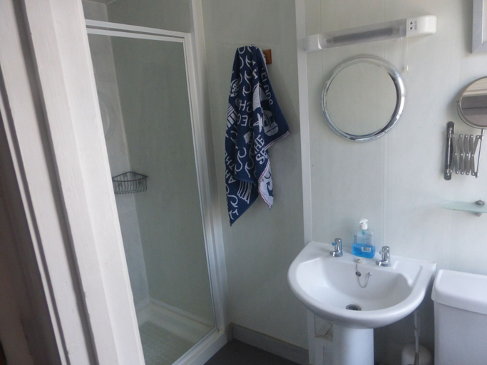Bathroom 5, Gleneagles Guest House, Dorset