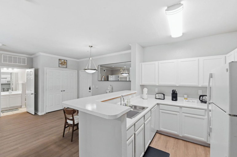 Private kitchen 4, Inwoods Park by Stylish Stays, Dallas