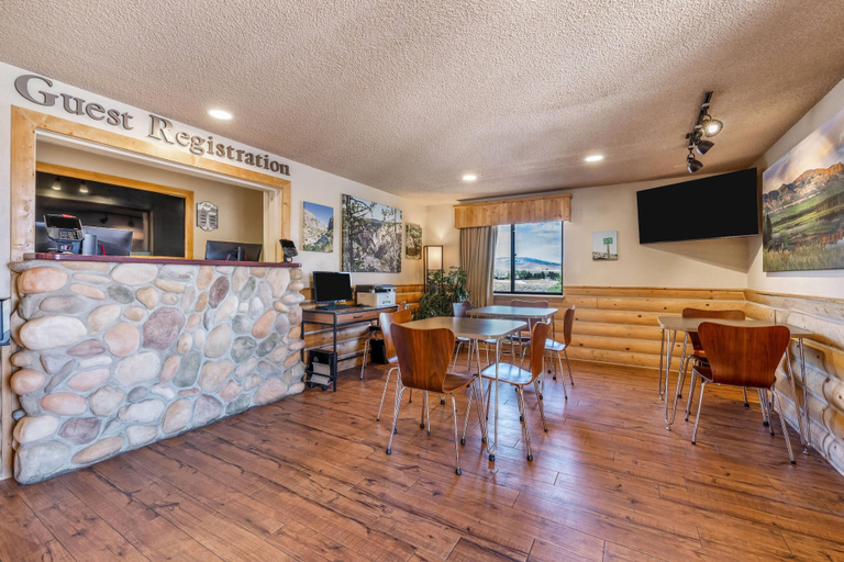 Others 5, Super 8 by Wyndham Cody, Park