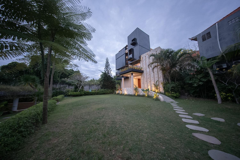 Exterior & Views