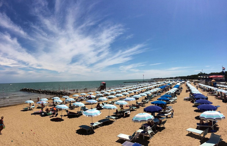 Beach 5, Top Floor Apartment With sea View, Udine