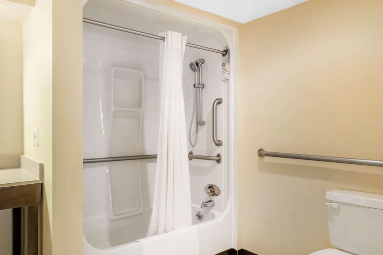 Bathroom 4, Quality Inn London North, Laurel