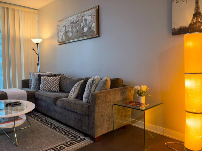 Living area, Spacious-cozy 2bed Condo in Square Ones Misissauga, Peel