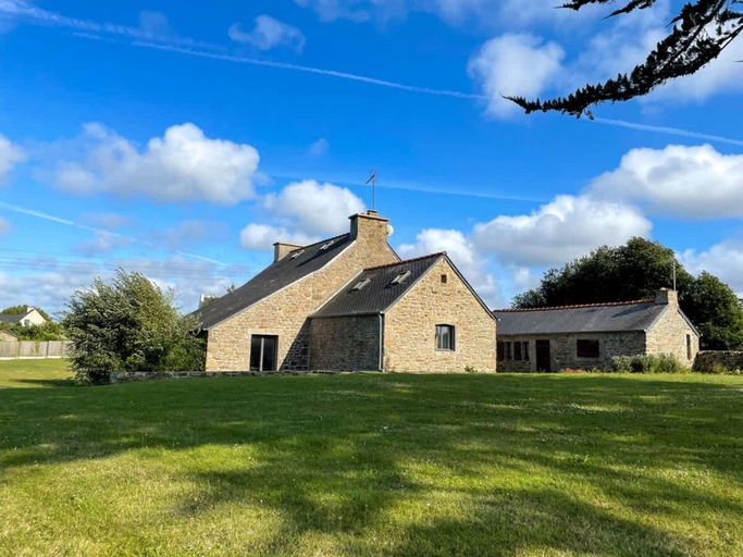 Exterior 2, Pretty Stone Cottage Near Beach, Finistère