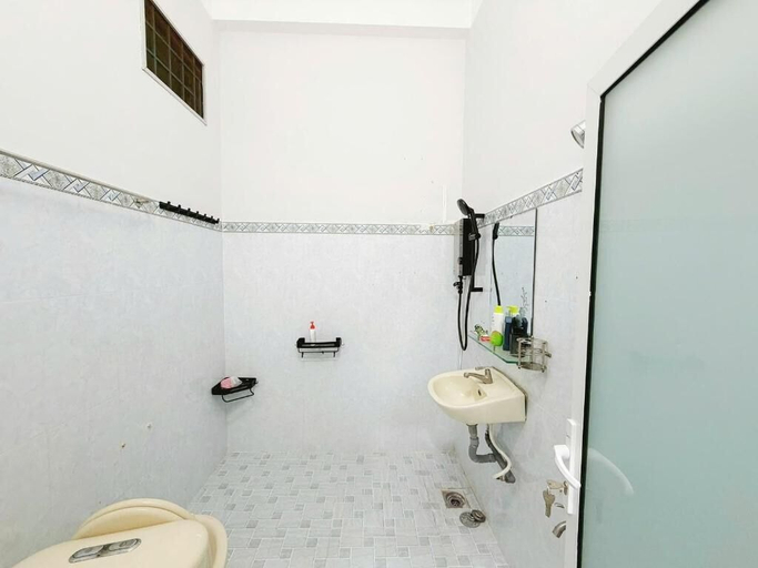 Bathroom 2, Minihouse 365 holdings Ly Hong Thanh, Ninh Kiều