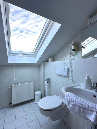 Bathroom 3, Zum Lahnfelsen Graveneck, Limburg-Weilburg