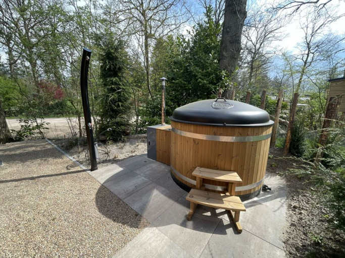 Outdoor spa tub, L-cube Hottub 4+2, Maarn