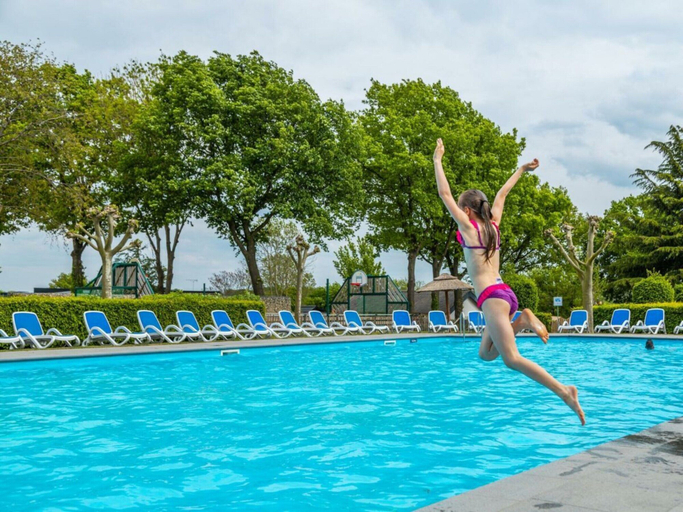 Pool 3, Holiday Home in Gulpen With Terrace, Gulpen-Wittem