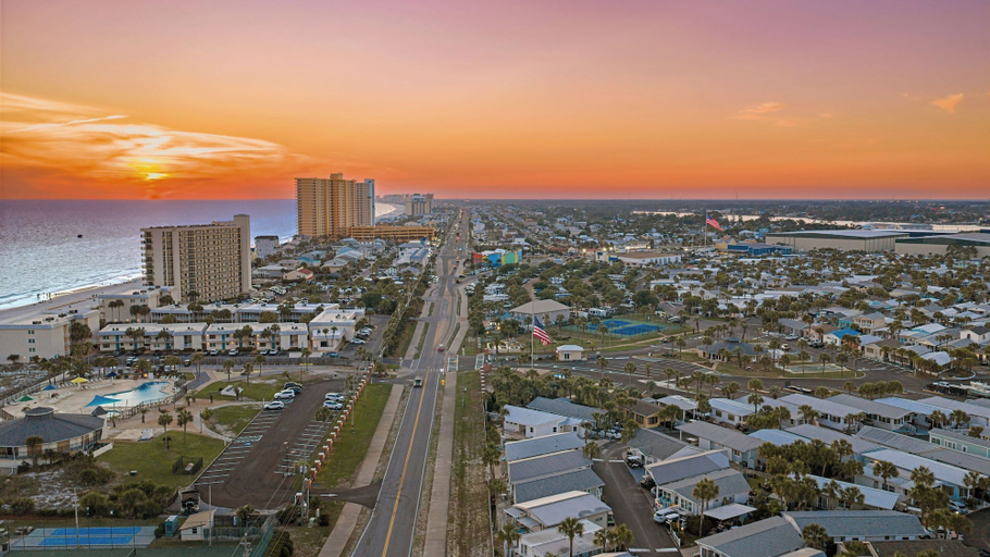 Interior 3, Sunset Beach by Avantstay Golf Cart + Beach Access + Pools St. Andrews, Bay