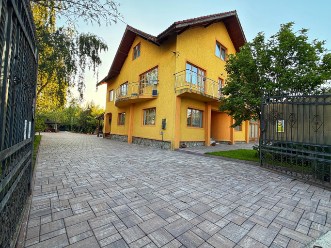Exterior & Views