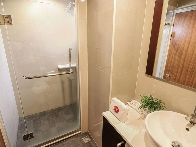 Bathroom 4, The Corner Ratchada, Huai Kwang