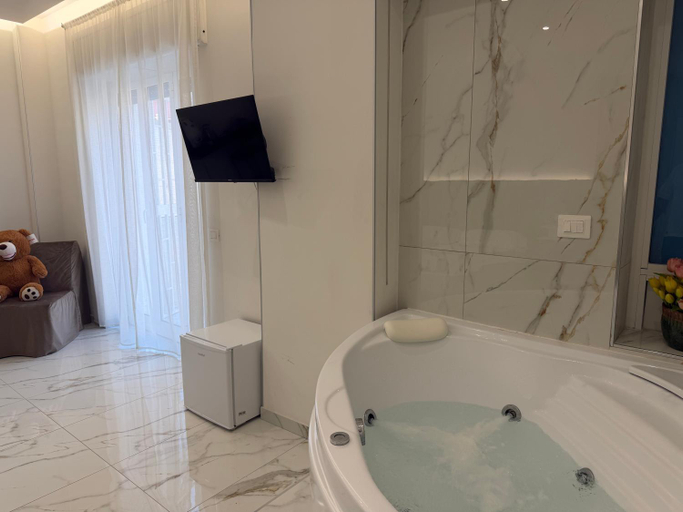 Bathroom 3, Emerald Rooms, Napoli