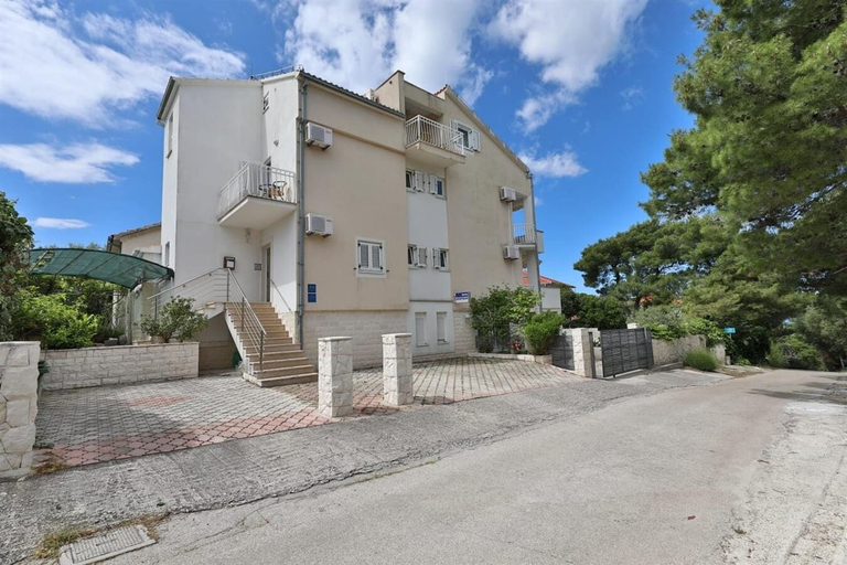 Others 3, Apartments Bozo, Okrug