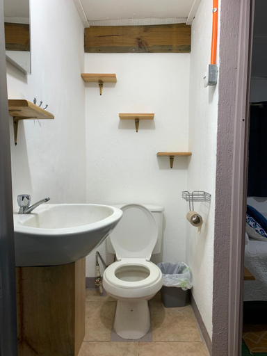 Bathroom 2, El Cuarto Juez, San Juan La Laguna