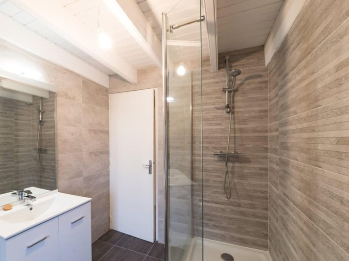 Bathroom 4, Pretty Stone Cottage Near Beach, Finistère