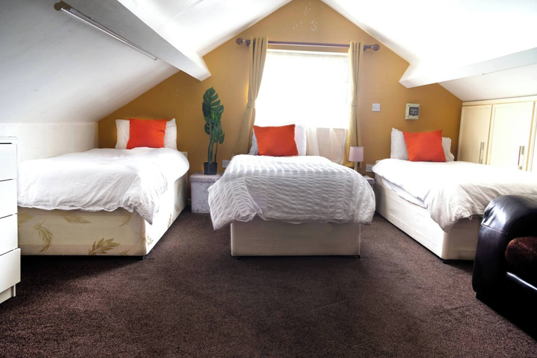 Room 5, 5-bedroom 11 Sleeps-fast Wifi, Free Parking, Netflix, Wolverhampton