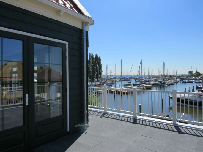 Property grounds, Holiday Home in Uitdam With Wi-fi, Waterland