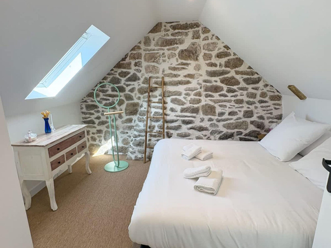 Room 2, Renovated Coastal Stone House in Lanildut, Finistère