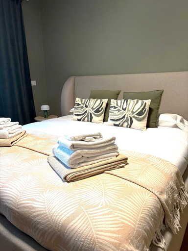 Room 2, Major Lake Luxury Home, Novara