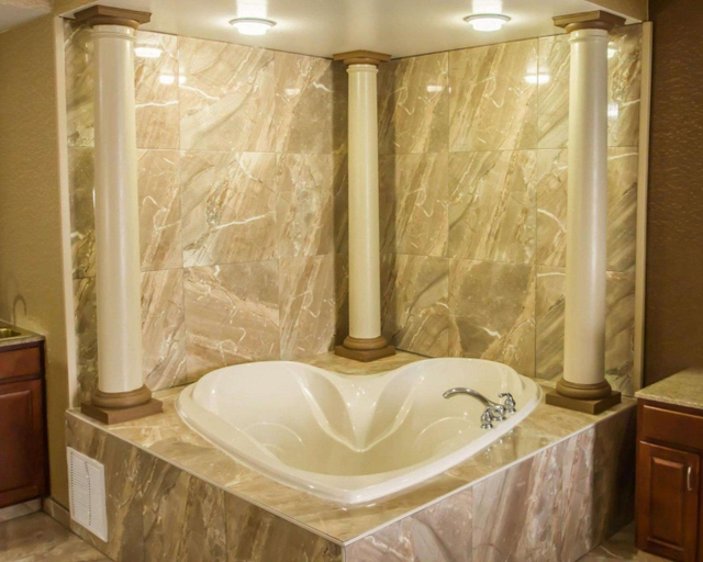 Bathroom 4, Quality Suites NYC Gateway, North Bergen