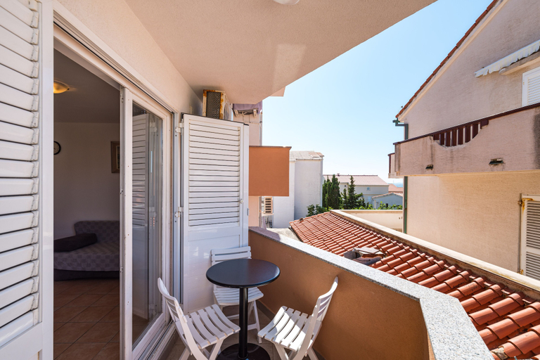 Others 1, Apartment Near Supermarket Milo, Novalja