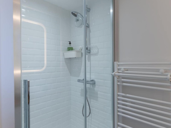 Bathroom 4, House by Plage de Melon With Garden Retreat, Finistère