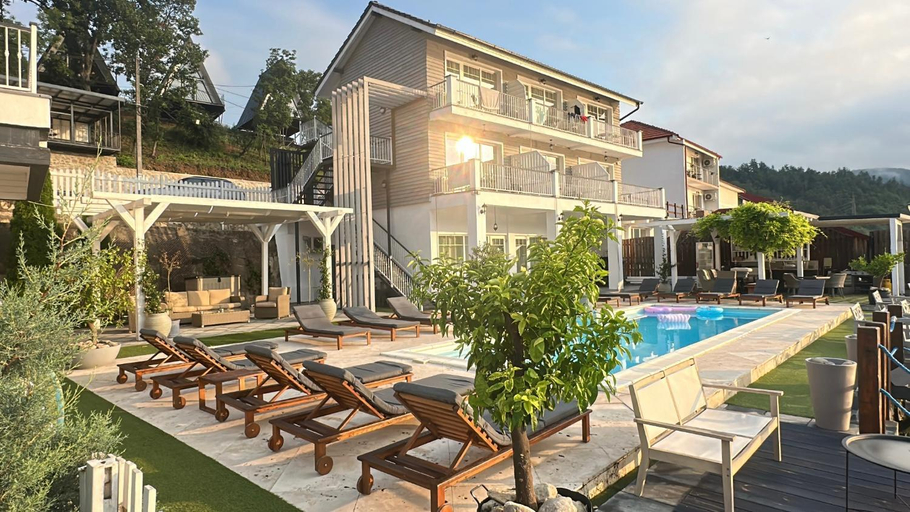 Exterior & Views